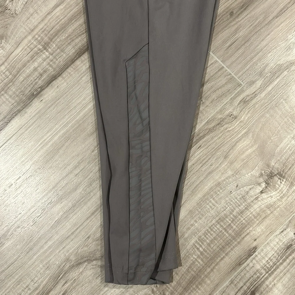 Adidas Women's Aeroready Size XS Gray Capri Leggings - Picture 5 of 5